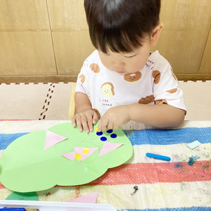 シールで飾り付けをする子ども