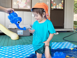 水に触れて笑う子ども