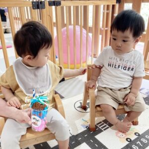 アイス屋さんごっこをする子どもたち