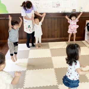 盆踊りをする子どもたち