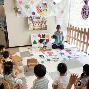 パネルシアターを見る子どもたち