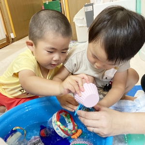 お友だちと一緒に水遊びをする子どもたち