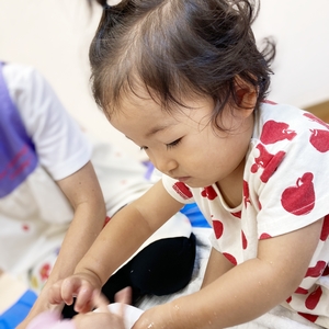 水に触って遊ぶ子ども