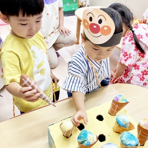 夏まつりのアイスクリーム屋さんに挑戦する子どもたち