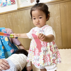 魚釣りに成功した子ども