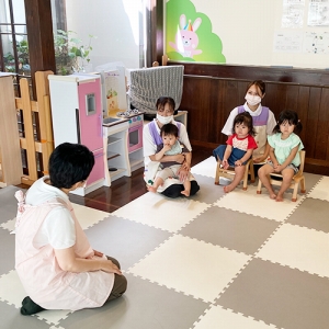 避難訓練の前に先生のお話を聞く子どもたち