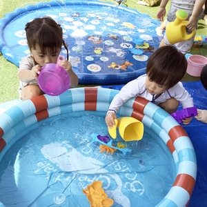 プールで水遊びをする子どもたち