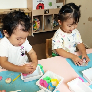 小麦粉粘土で遊ぶ子どもたち