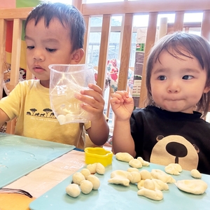 たくさんの小麦粉粘土を並べる子どもたち