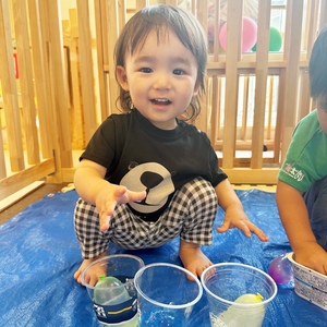 水風船で遊ぶ子ども