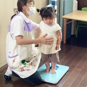 身長を測ってもらう子ども