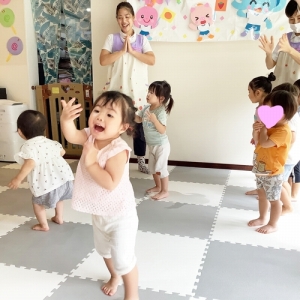 元気に体操をする子どもたち