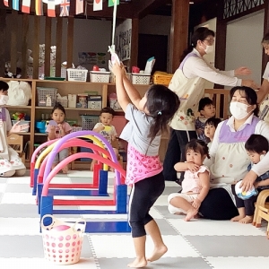 障害物競走に参加する子どもと見守る園児たち