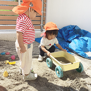 砂場遊びをする子どもたち