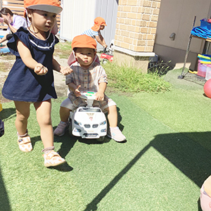 園庭で遊ぶ子どもたち