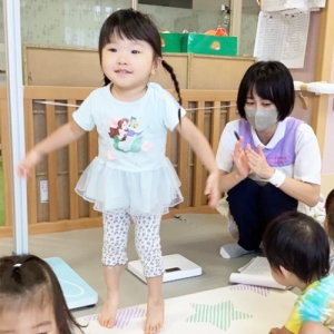 身体測定で笑顔を見せる子ども