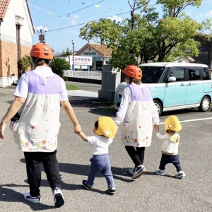 先生と手を繋いで避難する子どもたち