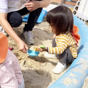 砂場で遊ぶ子ども