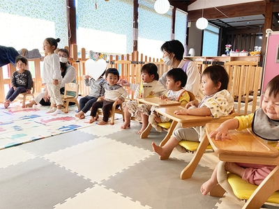 誕生日会で出し物をみつめる子どもたち