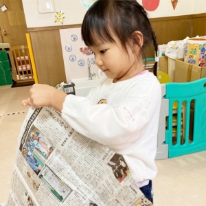 新聞紙を破る子ども