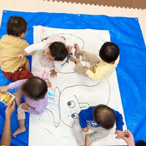 おばけの絵に色を塗る子どもたち