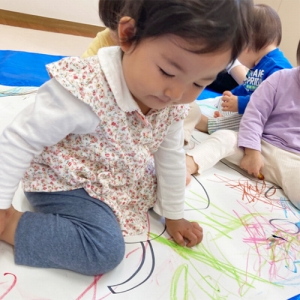 おばけの絵に色を塗る子ども