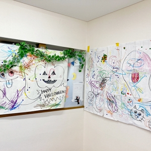 壁面に飾られた、室内遊びで子どもたちがみんなで作成した絵
