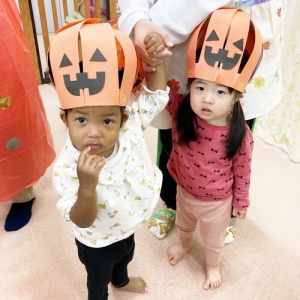 かぼちゃの帽子を被った子どもたち