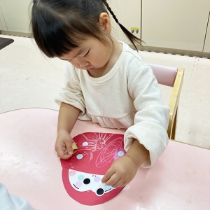 達磨の顔を作る子ども