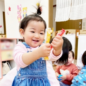 ゼリーをみつけて笑顔を見せる子ども