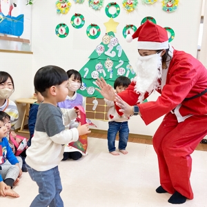 サンタクロースにプレゼントをもらう子ども