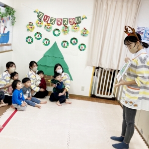 クリスマスのお話を聞く子どもたち