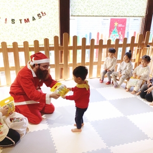 サンタクロースにプレゼントをもらう子ども