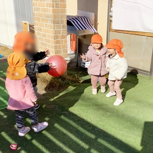 園庭でボール遊びをする子どもたち