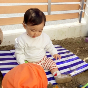 砂場に座る子ども