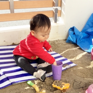 砂を触る子ども