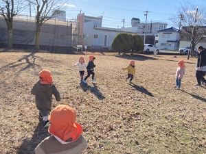 公園を走り回る子どもたち