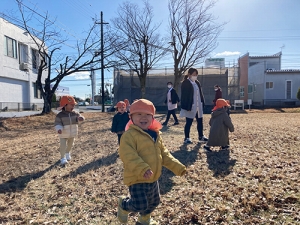 公園を走り回る子どもたち