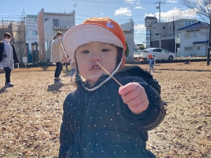 みつけたものを見せてくれる子ども