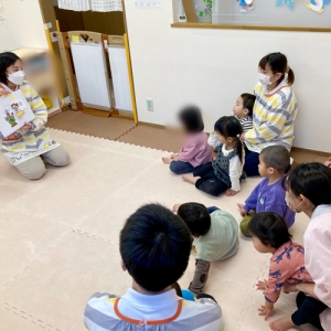 先生からお正月の話を聞く子どもたち