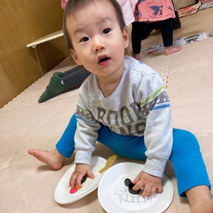 料てでこま回しする子ども