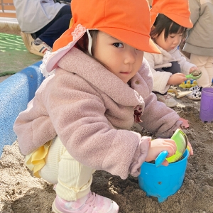 砂場で遊ぶ子ども