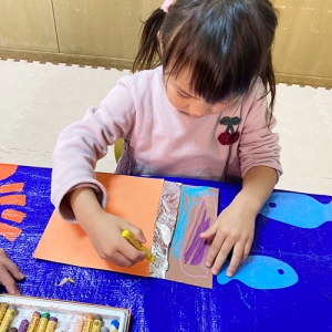 チョコレートの壁面飾り製作をする子ども