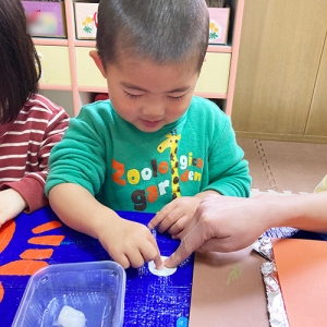 壁面飾りの製作をする子ども