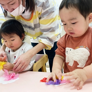 ふわふわの紙を貼り付ける子どもたち