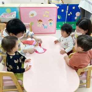 テーブルを囲んでみんなで製作をする子どもたち