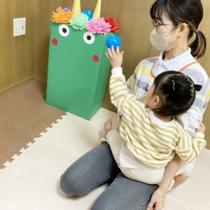 ボールを投げて鬼退治をする子ども