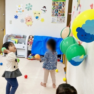 風船の鬼にボールを投げて鬼退治をする子ども