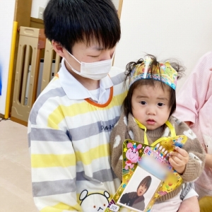 誕生日の主役の子と保育士