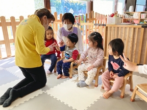 先生と指と指を合わせる子どもたち